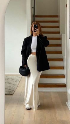 White Satin Skirt, Silk Skirt Outfit, Looks Adidas, Satin Skirt Outfit, Rok Outfit, Chique Outfit, Long Skirt Outfits, Maxi Skirt Outfits, Outfit Trends