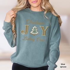 Celebrate the holiday season in style with our Comfort Colors Retro Christmas Crewneck! 🌟 This cozy sweatshirt is perfect for all your festive gatherings, making it an ideal Christmas gift or a comfy addition to your winter wardrobe. Whether you're enjoying a family Christmas, heading out on a Christmas vacation, or just looking to spread some holiday cheer, this sweatshirt embodies the joy and warmth of the season. With a relaxed fit and vintage-inspired design, you'll feel merry and bright all winter long! Materials: 🎄 Made from 100% ring-spun US cotton, featuring a soft-washed, garment-dyed fabric. Fit: 🎄 Relaxed fit with a classic crew neckline, ensuring comfort and style for any occasion. Details: 🎄 Double-needle stitching for durability and pre-shrunk fabric for a consistent fit. Feel The Joy Christmas Sweater, Cooking Shirt, Funny Baking Shirts, Funny Baking, Family Sweater, Baker Shirts, Merry Christmas Gift, Christmas Crewneck, Merry Christmas Gifts