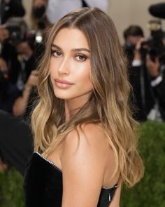 Hailey Bieber Hair Color, Hailey Bieber Hair, Gold Jewellery Necklace, Pixie Haircut Fine Hair, Rambut Brunette, Bronde Hair, Easy Hairstyles For Medium Hair, Summer Recipe