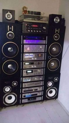 there are many speakers stacked on top of each other