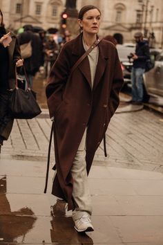 Brown Coat Outfit, Jo Ellison, Alissa Salls, Stylish Winter Coats, Outfit Street Style, Cosy Outfit, London Fashion Weeks, Stylish Winter Outfits, Outfit Primavera