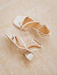 Ginnie Milk - Sandales entre-doigt à talon intermédiaire en cuir écru blanc cassé White Block Heel Sandals, Wedding Shoe Ideas, Boots Leopard, White Strappy Sandals, White Block Heels, Wedding Fits, Fall Sneakers, Milk Color, Wedge Loafers