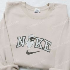 Elevate your street style with the Eve x Nike Cartoon Embroidered Sweatshirt. This trendy sweatshirt features eye-catching cartoon embroidery, adding Nike Cartoon, Nike Inspired, Embroidered Apparel, Stitch Hoodie, Disney Sweatshirts, Nike Brand, Disney Shirt, Custom Nikes, Iconic Style