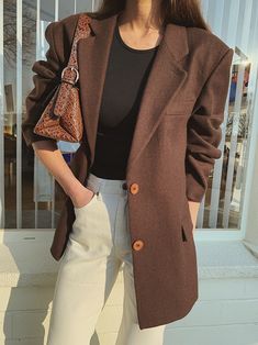 Brown Oversized Blazer Outfit, Brown Blazer Outfit Casual, Brown Jacket Outfit Woman, Dark Brown Blazer Outfit, Blazer Cafe, Brown Jacket Outfit