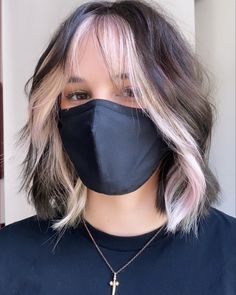 Pastel Pink Bangs and Money Pieces Hair Color Style For Short Hair, Short Hair Blonde Peekaboo, Short Layered Bob Balayage, Cute Haircuts And Color, Color Around The Face, Blonde Money Piece Hair Brunette Short, Money Piece Hair With Peekaboo, Money Piece Bob With Bangs, Bob With Bangs Money Piece