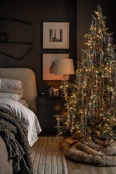 How to Decorate a Christmas Tree Without Ornaments - This Minimalist Idea is Trending, It's Clever and Inexpensive | Livingetc Christmas Tree Without Ornaments, Christmas Tree Inspo, Tinsel Christmas Tree, Decorating Bedroom, Christmas Dreaming, Bedroom Christmas, Tinsel Tree, Christmas Interiors, Christmas Bedroom