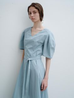 This is a.t.corner’s V-neck flare maxi dress with voluminous sleeves and a long length. It features gathered detailing on the sleeves, yoke, and vertical seams to create a full silhouette, and it can be styled with a detachable buttoned waist belt for a more feminine look. The belt can also be tied with a ribbon instead of buttoning it. The product includes a cool-touch polyester lining to prevent sheerness.- It's a great item for daily wear.- You can create various looks by pairing it with different styles.- With its clean design, it can easily match any outfit and add a touch of sophistication Spring V-neck Maxi Dress With Blouson Sleeves, V-neck Maxi Dress With Blouson Sleeves For Spring, Spring Dresses With Blouson Short Sleeves, Spring V-neck Puff Sleeve Dress With Blouson Sleeves, Spring Puff Sleeve Dress With Draped Balloon Sleeves, Spring Dresses With Blouson Sleeves And Voluminous Fit, Spring V-neck Dress With Puff Gathered Sleeves, Spring Midi Dress With Draped Puff Sleeves, Spring Midi Dress With Puff Draped Sleeves