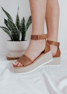 Tan Platform Sandals, Footwear For Women, Fashion And Beauty Tips, Espadrille Sandals, Wedge Espadrille, Shoe Style, Leather Material, Sandal Espadrille, Cute Shoes