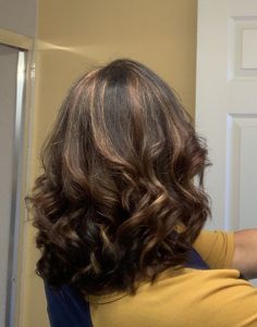 Curled Butterfly Haircut, Butterfly Cut, Brown Hair Looks, Brown Hair Inspo, Brunette Hair With Highlights, Hair Streaks, Dyed Hair Inspiration, Hairstyles For Layered Hair, Blowout Hair