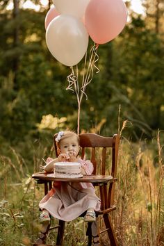 1st Birthday Field Pictures, Vintage One Year Photoshoot, I Year Old Photo Shoot, Family One Year Old Photoshoot, One Year Old Photo Shoot Ideas, One Year Old Girl Photoshooting Ideas, 1yr Photoshoot Ideas, One Year Old Outdoor Photoshoot, Outdoor Cake Smash Girl