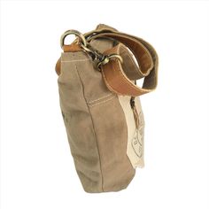 Descripción:
 ¡Este bolso de hombro de lona Au Puy es una opción original y ecológica! Está hecho con cuero y carpas militares recicladas y cuenta con bolsillos interiores funcionales y correas de cuero ajustables para el hombro. Este bolso es un accesorio versátil y una excelente opción de regalo, perfecto para el trabajo o el ocio. ¡Haz tu pedido ahora!
 Características:


 Lona resistente y cuero genuino

 Extremadamente espacioso



 Confiable y Versátil





 Presupuesto:


 Tipo de bolso: Khaki Satchel With Leather Handles For Everyday Use, Khaki Satchel With Canvas Lining For Everyday Use, Beige Shoulder Bag With Waxed Finish For Everyday Use, Khaki Shoulder Bag With Leather Trim For Everyday Use, Everyday Khaki Satchel With Canvas Lining, Beige Waxed Finish Shoulder Bag For Everyday Use, Brown Canvas Bag With Adjustable Strap For Outdoor, Leather Patch Tote Bag For Everyday Use, Upcycled Canvas Shoulder Bag For Daily Use