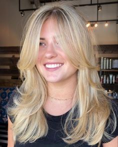 Curtain Bangs Long Hair Blowout, Blonde Haircuts Medium Layers, Haircut Inspo Blonde, Golden Blonde Layered Hair, Golden Blonde Hair Layers, Blond Layers Medium, Layer Haircut Curtain Bangs, Curtain Bang Face Framing Layers, Haircut Medium Hair Layers