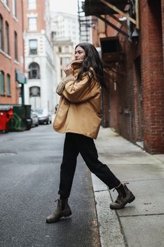 Live in our #2223 Thermal High-Top boot in rustic brown, with waterproof leather, Thinsulate® lining and a sheepswool footbed. Blundstone Style, Womens Thermal, High Top Boots, Leather High Tops, Pull On Boots, Rustic Brown