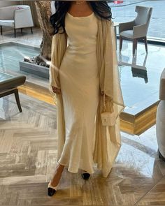 Beige And White Aesthetic, White Aesthetic Outfit, Girl Silk Dress, Minimalist Girl, Outfits Muslim, Dubai Outfits, 6th Form, Outfit Dinner, Outfit Elegant