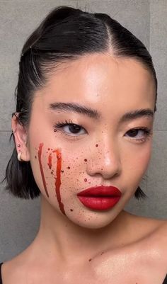 Cr�éditos foto: stxph.h -  Encontre as melhores inspirações de maquiagens criativas para este Halloween, dos clássicos de filmes de terror às ideais mais originais. Make fácil e incrível com tutorial para o Halloween. Quick And Easy Halloween Costumes Diy, Spooky Halloween Makeup Easy, Scary Costume Ideas Women Diy, Quick And Easy Diy Halloween Costumes, Full Face Halloween Makeup Ideas, Ghostface Makeup Ideas, Aesthetic Halloween Makeup Easy, Horror Makeup Looks Easy, Ghostface Makeup Simple