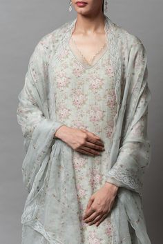 Simple Kurti Neck Designs, Printed Salwar Suit, Salwar Suit Neck Designs, Suit Neck Designs, Shabby Chic Clothes, Kaftan Designs, Simple Kurta Designs, Simple Kurti Designs, Good Earth