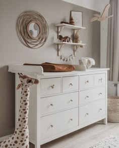 Naturel babykamer met Ikea Hemnes commode Baby Room Ideas Early Years, Ikea Baby Room, Nursery Accent Wall, Ikea Hemnes, Nursery Room Inspiration, Baby Room Design, Baby Bedroom