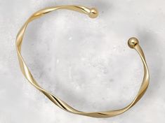 ✨ Elevate your style with our Minimalist Gold Twisted Bangle! 🌟 This chic, glossy bracelet is perfect for adding a touch of elegance to any outfit. Crafted in a sleek, thin design, it features a subtle twist for a modern flair. Whether you're dressing up for a special occasion or keeping it casual, this open cuff bracelet is your go-to accessory! 💫 Ideal for layering or wearing solo, it's a must-have piece for every fashionista. 💛 🛍️ Features: Glossy gold finish Twisted design for a trendy l Twisted Bangle, Open Cuff Bracelet, Bracelet For Women, Chain Link Bracelet, Charm Jewelry, Link Bracelets, Chain Link, Cuff Bracelet, Jewelry Bracelets