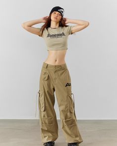 Cargo pants with pockets that make a statement.  A piece with the latest trendy dowel silhouette.  You can mix and match it without having to choose tops or outerwear. ◾️Material cotton 100%    Size (cm) Length Waist Hip   XS 101 63 98   S 103 67 102   M 105 71 106   L 107 75 110 Female Cargo Pants, Cargo Pants With Pockets, Pants Model, Denim Projects, Cargo Pants Outfit, Female Figure, Pants With Pockets, American Fashion, Casual Chic Outfit