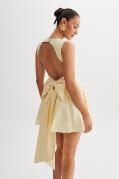 Magical daysThe MARCELLA Linen Bow Back Mini Dress features a square neckline that beautifully frames the décolletage. It includes a back functional button closure for vintage-inspired charm and ease of wear. The open back detail adds a playful twist, while front panel detailing adds texture and interest. With corset waist shaping, it enhances the figure with feminine allure. Complete with a bow back detail for a romantic finish, this dress is perfect for daytime events or casual outings. Whethe Summer A-line Mini Dress With Back Opening, Feminine Bow Tie Backless Mini Dress, Fitted Dress With Button Back For Day Out, Fitted A-line Backless Dress With Tie Back, Spring Backless Mini Dress With Bow Tie Back, Chic A-line Backless Dress With Tie Back, Chic Square Neck Dress With Tie Back, Chic Ruched-back Dress For Garden Party, Spring Dresses With Back Opening For Day Out