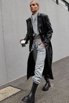 Styling Black Leather Trench Coat, Leather Style Fashion, Long Leather Coat Woman Outfit, Outfits With Leather Coat, Fur Leather Trench Coat Outfit, Trench Coat Leather Outfit, Black Leather Trench Coat Outfit Casual, Black Leather Trench Coat Street Style, Women’s Leather Trench Coat