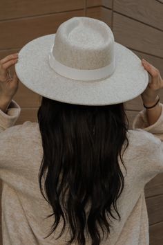 Heathered neutral wide brim fedora hat finished with an ivory ribbon detail. Interior adjustable size. Material: 100% Polyester. This item is Final Sale. White Wide Brim Western Hat, White Western Wide Brim Felt Hat, Beige Wool Wide Brim Fedora, Western Cream Brimmed Hat, Cream Western Brimmed Hat, Neutral Hats, Rancher Hat, Wide Brim Fedora, Fedora Hat