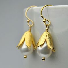 Bridal drop earrings with a touch of nature - Gold lily flower & real pearls for June Birthstone. Gorgeous handmade small flower earrings with white freshwater pearls in gold with 24K gold plated sterling silver ear wires featuring a 18K gold vermeil flower! They will be great for your wedding day or as a gift for your bridesmaids! They look perfect with every outfit! The perfect gift for Mother's Day! - Total length of the earrings: ~ 1 3/16 inches (3 cm)  - The pearls measure 0.35 - 0.40 inche Nature Accessories, Delicate Pearl Earrings, Flower Pearl Earrings, Small Flower Earrings, Bridesmaid Pearl Earrings, Real Pearl Earrings, Earrings Real, Bridesmaid Earrings Gold, Dangle Earrings Wedding