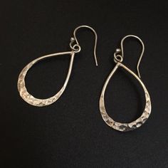 Simple, Lightly Hammered Design Dangle Earrings Sterling Silver With 9.25 / 925 Stamp Sterling Silver Fishhook Wires Tear Drop / Droplet Shape Approximately 1.2” Long Droplet, 1.65” Full Length ... And 7/10” Inch (2-Ish Mm) At Widest Point, Roughly 1-1.5mm Depth My Dad Got Me These In New Mexico, Artisan Made, Fancy, I Think Indigenous / Native American Made I’ve Never Worn Them Except To Take These Pictures, Hence Selling 925 Ss Lightly Hammered Earrings Remember I Make $76 On A $95 Sale Hammered Earrings, Sterling Silver Drop Earrings, Diy Wire Jewelry, Hammered Sterling Silver, Silver Drop Earrings, Copper Earrings, Women Artisans, Earrings Sterling Silver, Tear Drop