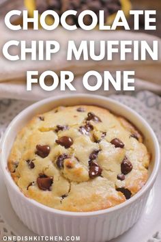 A chocolate chip muffin in a ramekin. Muffin For One, Healthy Chocolate Chip Muffins, Best Chocolate Chip Muffins, Muffin Cups Recipes, Choc Chip Muffins, Bakery Muffins, Chocolate Chip Muffin, Mug Cake Healthy, Muffin In A Mug