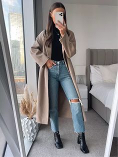 Whatemwore Winter, Ripped Knee Jeans Outfit, Friday Outfit For Work, Neutral Winter Outfit, Straight Jeans Outfit, Jeans Outfit Winter, Winter Outfits For Girls, Friday Outfit, 2022 Fashion