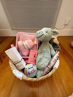 Cute Gifts For Friends Cheap, B Day Baskets, Aesthetic Birthday Gifts For Best Friend, Cute Birthday Baskets, Burr Basket Ideas, Big Little Baskets Ideas, Aesthetic Gift Basket, Birthday Basket For Best Friend