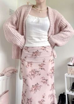 Soft Comfy Aesthetic, Croquette Style Aesthetic, Vintage Girly Outfits Aesthetic, School Outfit Ideas Aesthetic, Feminine Cozy Outfit, Dr Appointment Outfit Summer, Loose Feminine Outfits, Dresses With Cardigan Outfit, Basic Feminine Outfits