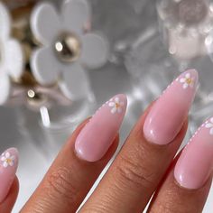 pearlie pressed | diy nail art | gel x on Instagram: "flower french tips 🌸☁️ - do you like this nail inspo?  using @beetlesgelpolish use code PEARLIE2024 for savings (link on my page)  [flower nails, flower nails art, flower french nails, floral french nail tips, flower french tips, flower nails inspo, flower almond nails, spring flower nail art, flower nail art, flower nail art design, easy nail art, easy nail art for beginners, easy nail designs, simple flower nail]  #flowernailart #flowernail #flowernaildesign #flowernaildesigns #flowernailsart #flowernails🌺 #flowernails #floralnails #floralnailart #nailswithflowers #nailswithflower #nailartinspo #nailartideas #easynailart" Chrome French Tip Nails With Flowers, French Tip And Floral Nails, French Nails And Flowers, Almond Nails Flower Design, French Flower Nails, Flower Almond Nails, Flower French Tips, French Tip With Flowers, Flower French Tip Nails