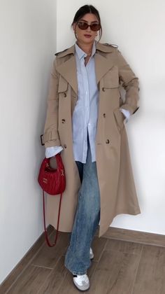 Outfit Trenchcoat, Working Girl Style, Airplane Outfits, Trench Beige, Modern Hijab Fashion, Trench Coat Outfit, Trench Coat Style, Beige Outfit, Denim Day