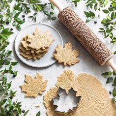 Leaves Rolling Pin - Pastrymade US Christmas Rolling Pins, Personalized Rolling Pin, Engraved Rolling Pins, Springerle Cookies, Circle Crafts, Embossed Rolling Pin, Cookie Stamp, Rolling Pins, Baking Project