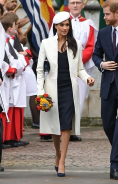 prince harry and his wife, the duke of cambridge, are walking in front of an audience