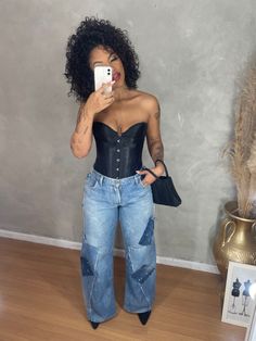 Calça jeans patchwork corset decote Black Corset Outfit Jeans, Jeans And Corset Top, Corset Outfit Jeans, Black Corset Outfit, Jeans Corset, Corset Look