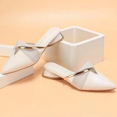 Point Toe Twist Flat Mules, Women's Fashionable And Elegant Half-Toe Mules With Pointed Toe, Comfortable Mid-Heels, Suitable For Commuting, Vacation, Parties, And White And Chunky Heeled Sandals. Shoes For Women Heels Classy White, Metallic Decor, Flat Mules, Retro Mode, Beige Style, Girly Shoes, Elegant Shoes, Foot Jewelry, Mid Heel