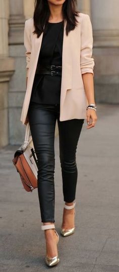 Otoño - Invierno. Rings Pandora, Mode Shoes, Fall Blazer, Woman Walking, Charms Pandora, Chique Outfits, Winter Chic, Black Leather Pants, Black Outfits