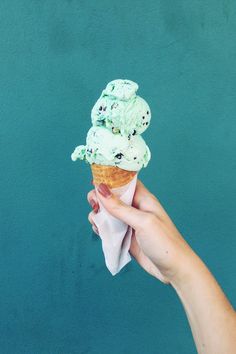 an advertisement for ice cream with chocolate chip cookies on top and mint green gelato in the middle