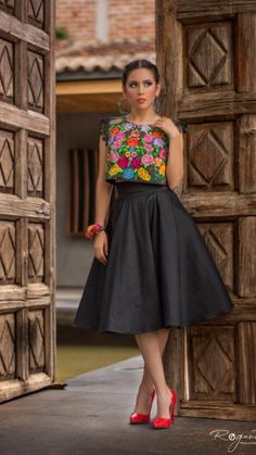 Elegant Mexican Dresses For Women, Mexican Style Outfits, Mexican Couture, Modern Chic Outfits, Mexican Graduation, Mexican Style Dresses