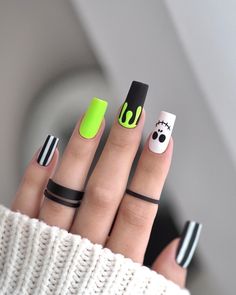 Ghoulish glam awaits with our enchanting Halloween nail art trends. Each design is crafted to enhance the spookiness of your Halloween look, offering a touch of magic and charm to your fingertips. Dripping Nails, Nailart Halloween, Retro Nails, Jack O'lantern