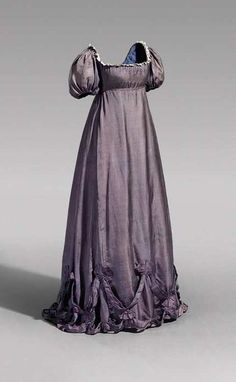 Maternity Dress of Louise, Queen of Prussia  c.1800  Via Epoch Times 1700s Fashion, Regency Gown, Regency Era Fashion, 1800s Fashion, Regency Dress, Regency Fashion, Maternity Gown, Afternoon Dress, 19th Century Fashion