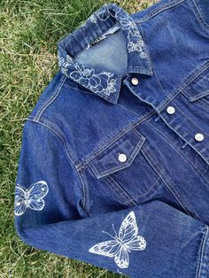 Blue Jean Denim Jacket With Hand Painted Butterflies and Peonies Hand Beading - Etsy Canada Hand Painted Jean Jacket Diy, Hand Painted Denim Jacket Art, Jeans Jacket Painted, Painting Denim Jacket, Denim Jacket Painting, Jean Jacket Painted, Denim Jacket Diy Paint, Denim Painting, Jacket Painting