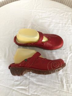 Mules Clogs Open Shoes Comfort Vintage El Naturalista Red Leather Women Size 39 Brand: El Naturalista Size listed: Eur.39 Type of shoes: Open shoes, mules, clogs era: 2000s Round toe Upper material: leather Stitching decoration Color: red Lining and underfoot: leather Closure: slip on Heel: 5 cm / 1.96 inches Insole measurement at both ends 25 cm /9.84 inches Please note some small signs of use on the leather, see photos Item in very good condition Ref.2056C I try to describe each item precisely Spring Slip-on Mules With Red Sole, Red Round Toe Sandals With Rubber Sole, Slip-on Clogs With Stitched Sole And Closed Toe, Casual Leather Mules With Red Sole, Casual Mules With Stitched Sole And Closed Toe, Spring Flat Heel Clogs With Stitched Sole, Red Slip-on Mules With Leather Footbed, Red Casual Mules With Rubber Sole, Slip-on Clogs With Stitched Sole And Round Toe