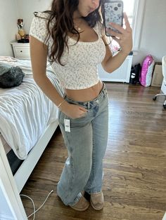 Summer, brandy melville, uggs, jeans, demetra, tiktok, brown hair 2019 Brandy Melville, Demetra Dias Aesthetic, Brandy Melville Jeans Outfits, Ugg Jeans Outfit, Brandy Outfit Ideas, Summer Outfits Brandy Melville, Outfit Inspo Demetra, Demetra Outfits Summer, Uggs Outfit Summer