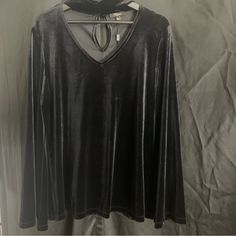 Cupio Velvet Chocker V-Neck Bell Sleeve Blouse Shirt Size Xl New Without Tags Classic Perfect For The Holidays Christmas New Years Goth Punk Y2k Goth Punk, Bell Sleeve Blouse, Holidays Christmas, Blouse Shirt, Christmas And New Year, Bell Sleeve, Bell Sleeves, Shirt Blouses, Colorful Shirts