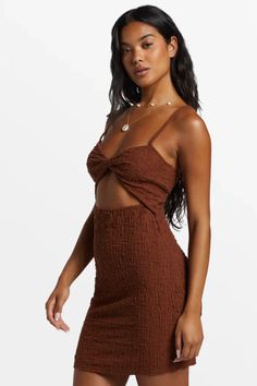 Made from soft textured jersey, Billabong's Flower Hour mini dress boasts an eye-catching front twist detail and a peekaboo cut out. The bodycon shape is perfectly figure-hugging to compliment your curves. Flower Power Dress, Brown Mini Dress, Billabong Dress, Mini Robes, Maxi Robes, Mini Dresses For Women, Toasted Coconut, Sweater Sale