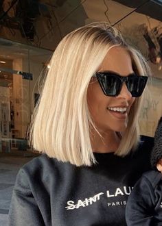 Mikado Hair, Short Blonde Haircuts Straight, Mikado Haircut Short, Midi Blonde Hair, Blond Mikado, Mikado Haircut, Blonde Lob Straight, Short Blonde Straight Hair, Short Blonde Hair Styles