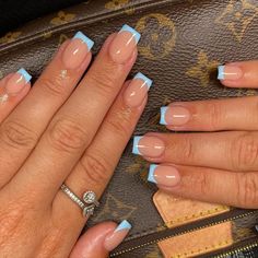 Elegant Short Gel Nail Designs, Girly Acrylic Nails Blue, Sky Blue French Tip, Ongles Baby Blue, Jamaica Nails, Short French Nails, Blue French Tip, Sky Blue Nails, Girly Acrylic